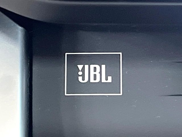 �yJBL�T�E���h�V�X�e���z���[�J�[�I�v�V�����̍��i�ʃT�E���h�V�X�e���𓋍ځB��p�̃`���[�j���O���{���ꂽ�召�l�X�ȃX�s�[�J�[����ǎ��ȃT�E���h���t�ł��A�Տꊴ���ӂ�鉹����Ԃ����o���܂��B