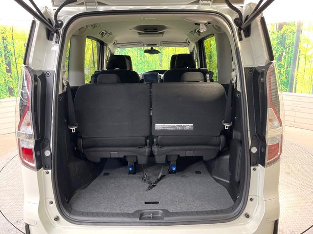 普段のお買い物や通勤、送迎等に十分な荷室スペースを確保しております。セカンドシートを倒すと、大きな荷物の積載も可能です♪