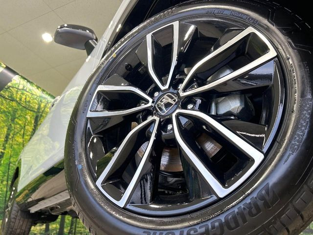 �y����18�C���`�A���~�z�C�[���z�O�ςɃ}�b�`���������A���~�z�C�[���𑕒����Ă���܂��B�e��ЊO�A���~�z�C�[����A�X�^�b�h���X�^�C�����戵�����Ă���܂��B���񂲑��k����������