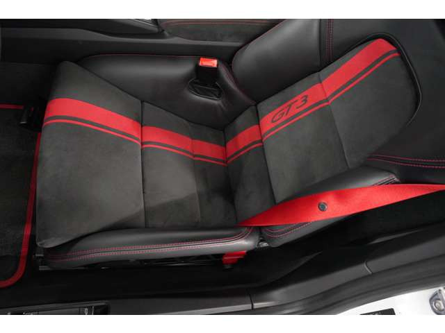 乗り降りで一番消耗しやすいシート側面は気になるヤレ、破れもなく良好な状態です。お乗り頂く中で、シワやヤレが目立つようであればシートリペアも承りますのでお気軽にご相談ください。