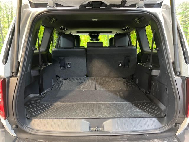 ���i�̂���������ʋ΁A���}���ɏ\���ȉ׎��X�y�[�X���m�ۂ��Ă���܂��B�Z�J���h�V�[�g��|���ƁA�傫�ȉו��̐ύڂ��\�ł���