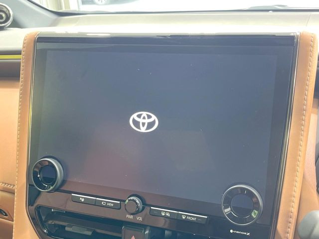 【メーカー純正ナビ】インテリアに溶け込むスタイリッシュな「専用設計」メーカーナビを装備♪視認性や操作性など基本性能にも優れ、より上質なカーライフをお楽しみいただけます。