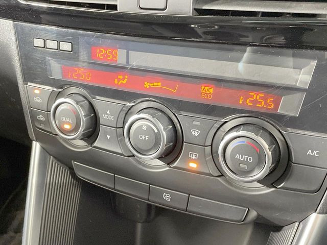 【左右独立型フルオートエアコン】運転席と助手席でそれぞれお好みの温度に設定可能。同乗者にも配慮した、快適な空調をお届け致します。