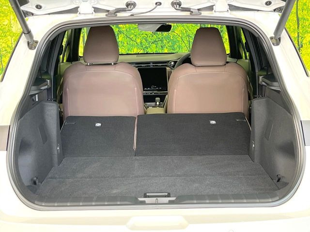 ラゲッジルームは、大容量のスペースを確保。普段のお買い物からレジャーまで、幅広く活躍してくれます!また、リアシートを倒すことでバリエーション豊かにお使いいただけます。