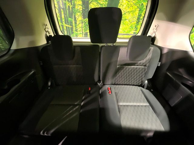 3列目シートはもちろん状態良好☆大人でもゆったりと座って頂けますので、大人数でのお出かけもラクラクです♪ご家族で、気の知れた仲間で、ドライブに行くのが楽しみですね♪