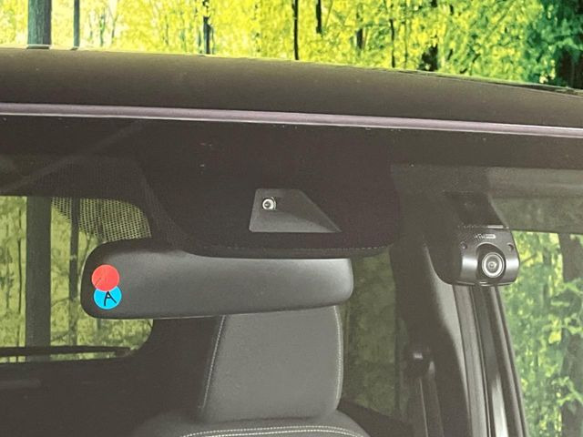 �y�z���_�Z���V���O�z���s���ɑO���̎ԗ�����F�����A�Փ˂������Ȏ��͌x��ƃu���[�L�ŏՓˉ���Ɣ�Q�y�����A�V�X�g�B�����S�Ƀh���C�u�����y���݂��������܂��B