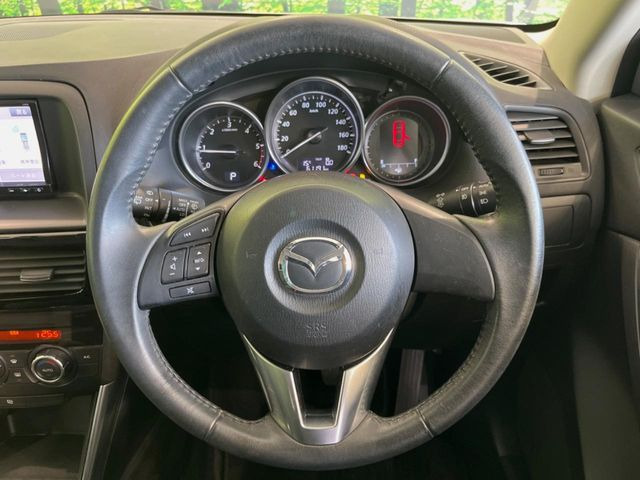 �C���e���A�ɍ��킹���f�U�C���̃X�e�A�����O�́A�^�]�������̂��Ƃ��l���A�^�]���₷���`��A�傫���ł��B�����x�A���ۂɐG���Ă��m���߂��������B