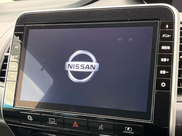 【純正ナビ】人気の純正ナビを装備しております。ナビの使いやすさはもちろん、オーディオ機能も充実!キャンプや旅行はもちろん、通勤や買い物など普段のドライブも楽しくなるはず♪