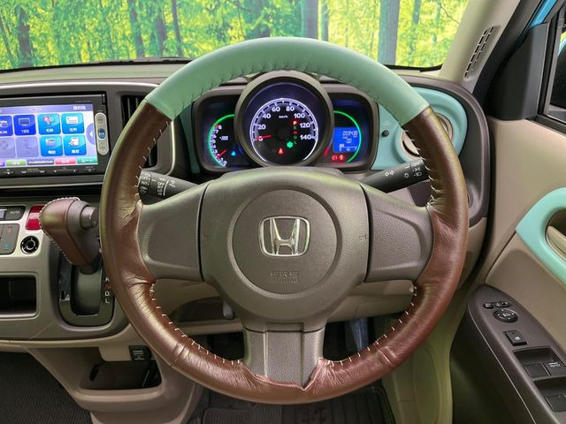 �C���e���A�ɍ��킹���f�U�C���̃X�e�A�����O�́A�^�]�������̂��Ƃ��l���A�^�]���₷���`��A�傫���ł��B�����x�A���ۂɐG���Ă��m���߂��������B