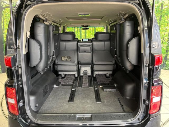 ���i�̂���������ʋ΁A���}���ɏ\���ȉ׎��X�y�[�X���m�ۂ��Ă���܂��B�Z�J���h�V�[�g��|���ƁA�傫�ȉו��̐ύڂ��\�ł���