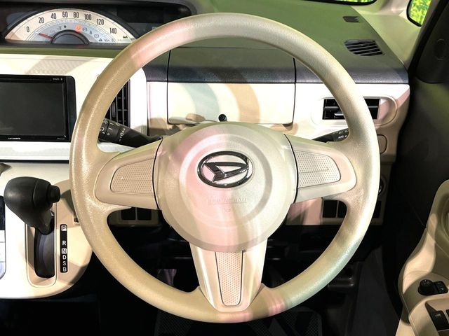 �C���e���A�ɍ��킹���f�U�C���̃X�e�A�����O�́A�^�]�������̂��Ƃ��l���A�^�]���₷���`��A�傫���ł��B�����x�A���ۂɐG���Ă��m���߂��������B