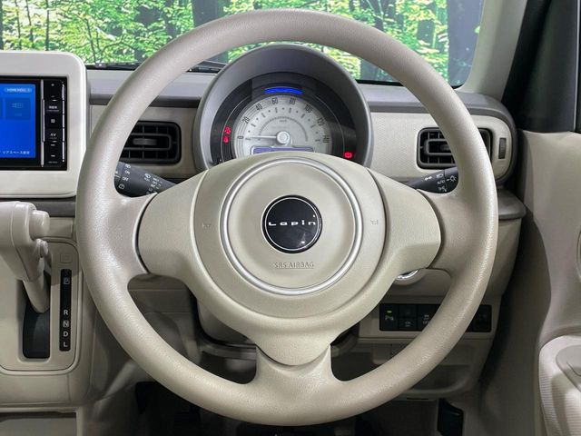 �C���e���A�ɍ��킹���f�U�C���̃X�e�A�����O�́A�^�]�������̂��Ƃ��l���A�^�]���₷���`��A�傫���ł��B�����x�A���ۂɐG���Ă��m���߂��������B