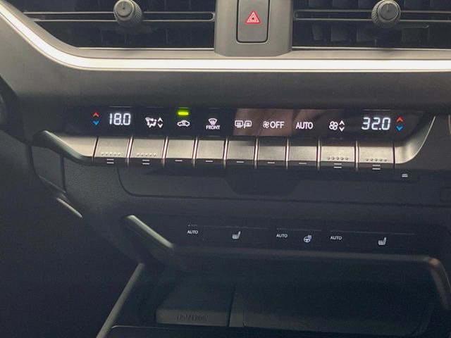 【シートヒーター】寒い日に重宝するシートヒーター!エアコンより早く温まってくれるので寒がりの人も安心ですね♪エアコンの温風は乾燥するから苦手、という方にもをおすすめです。