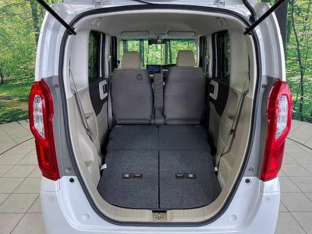 ���i�̂���������ʋ΁A���}���ɏ\���ȉ׎��X�y�[�X���m�ۂ��Ă���܂��B�Z�J���h�V�[�g��|���ƁA�傫�ȉו��̐ύڂ��\�ł���