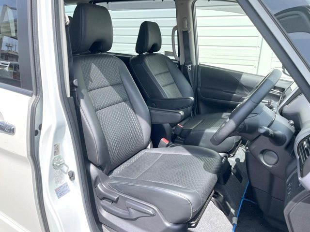 運転席シート廻りは使用感も少なく、良好な状態となっています。丁寧に使われていたことがよくわかりますね。