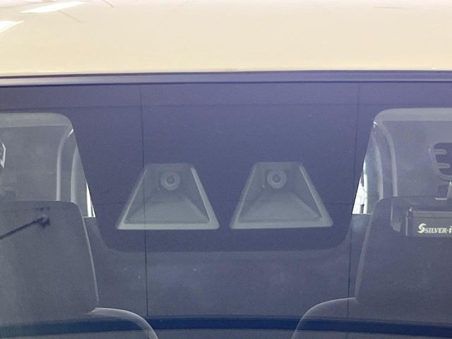 【衝突軽減装置】走行中に前方の車両等を認識し、衝突しそうな時は警報とブレーキで衝突回避と被害軽減をアシスト。より安全にドライブをお楽しみいただけます。