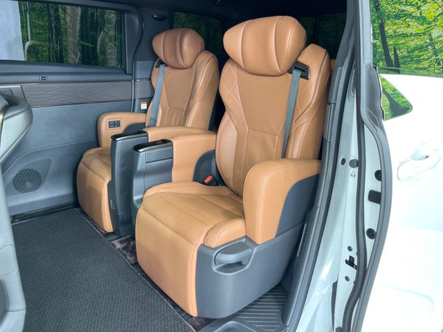 後部座席も気になるようなキズ・汚れやへたり等、大きなダメージはなく、良好な状態です。