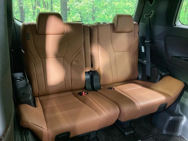 3列目シートはもちろん状態良好☆大人でもゆったりと座って頂けますので、大人数でのお出かけもラクラクです♪ご家族で、気の知れた仲間で、ドライブに行くのが楽しみですね♪