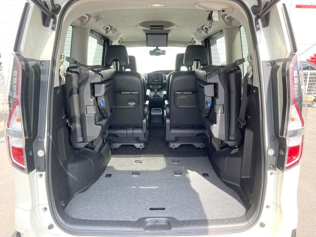 後席を格納すると、これだけの広さが!シーンに合わせたシートアレンジで、大きな荷物も積むことが出来ます♪