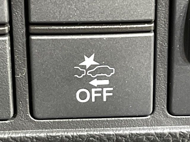 【ホンダセンシング】走行中に前方の車両等を認識し、衝突しそうな時は警報とブレーキで衝突回避と被害軽減をアシスト。より安全にドライブをお楽しみいただけます。