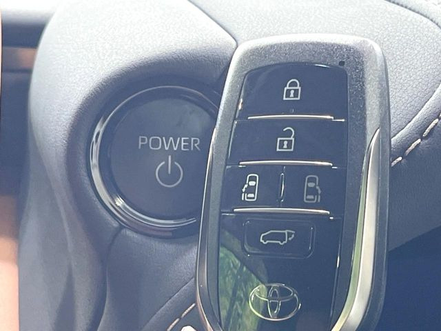 【スマートキー】カバンやポケットに入れたままでもドアの施錠・解錠が可能なスマートキーを装備。エンジンのオン・オフ時もカギを取り出す必要が無いからとっても便利です♪