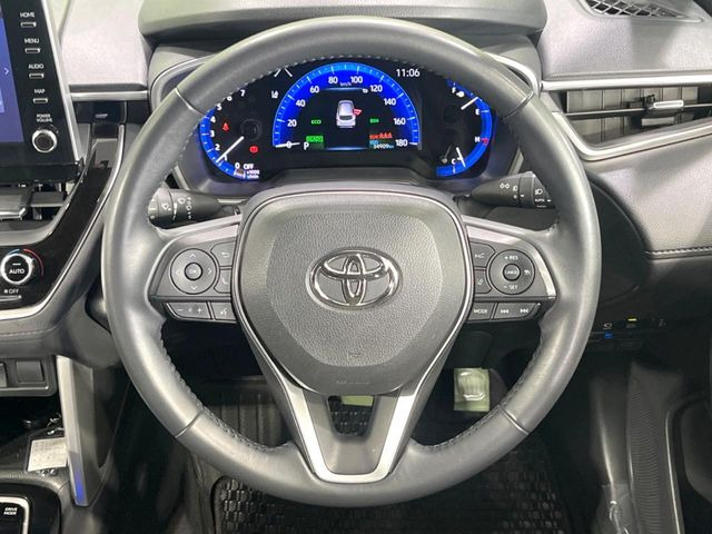 �C���e���A�ɍ��킹���f�U�C���̃X�e�A�����O�́A�^�]�������̂��Ƃ��l���A�^�]���₷���`��A�傫���ł��B�����x�A���ۂɐG���Ă��m���߂��������B