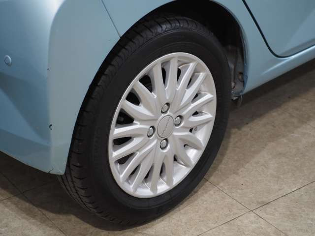 タイヤのホイールの細かいところまでキレイいにしてからお渡しします!