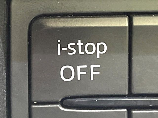 【アイドリングストップ】赤信号や渋滞で停車した際にエンジンを停止し、無駄な燃料の消費を抑えます。燃費向上や環境保護につなげる機能♪エンジンはブレーキを離せば再始動します。