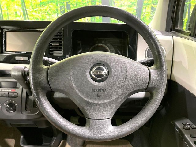 �C���e���A�ɍ��킹���f�U�C���̃X�e�A�����O�́A�^�]�������̂��Ƃ��l���A�^�]���₷���`��A�傫���ł��B�����x�A���ۂɐG���Ă��m���߂��������B