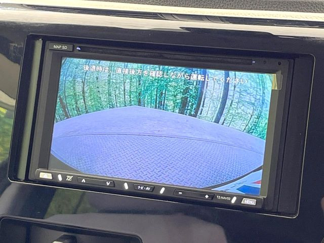 【バックカメラ】駐車時に後方がリアルタイム映像で確認できます。大型商業施設や立体駐車場での駐車時や、夜間のバック時に大活躍!運転スキルに関わらず、今や必須となった装備のひとつです!