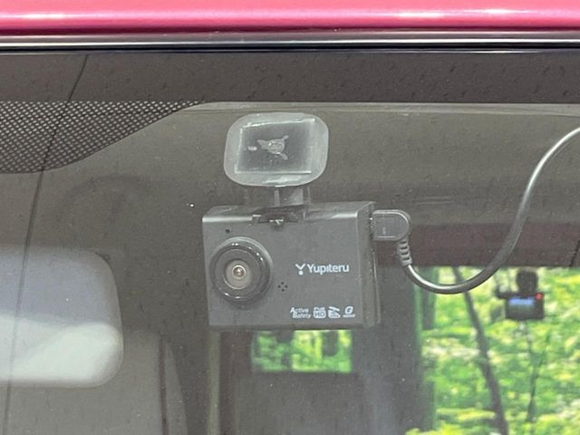 【ドライブレコーダー】安心・安全なカーライフに必須のドライブレコーダーを装備!走行中はもちろん、あおり運転や事故に遭遇した際の状況も映像で記録し、万一のリスクに備えます。