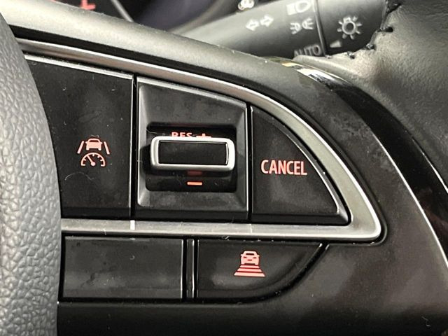 【レーダークルーズコントロール】高速道路での長距離走行が楽に!!自動で速度を保つクルーズコントロールが、衝突軽減システムと連携し、前方の車両を感知して車間を保つように速度調節してくれます!!