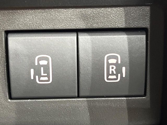 【両側パワースライドドア】スマートキーや運転席のスイッチで後席両側スライドドアの開閉が可能♪電動だから力を入れてドアを開ける必要が無く、小さなお子様でも簡単に開け閉めでき快適です♪