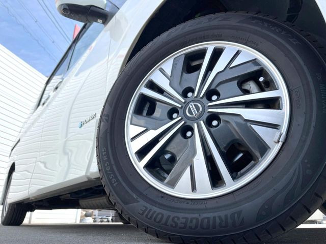 【純正15インチアルミホイール】外観にマッチした純正アルミホイールを装着しております。各種社外アルミホイールや、スタッドレスタイヤも取扱いしております。是非ご相談ください♪