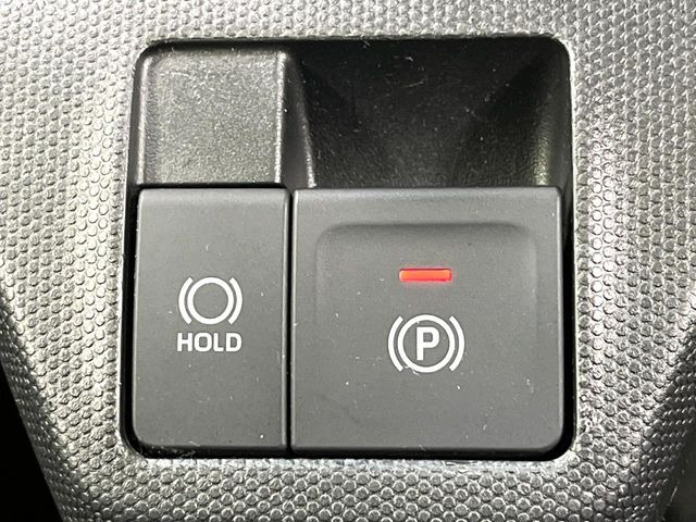 【電動パーキングブレーキ】パーキングブレーキは便利な電動式!ボタン一つで操作でき、アクセルを踏めば自動で解除されます♪レバーやペダルが無いので運転席廻りもすっきりしますね♪