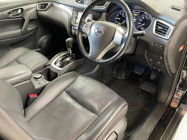 運転席は使用感などなく綺麗な状態です!匂いなど気になる方は是非ご来店ください!