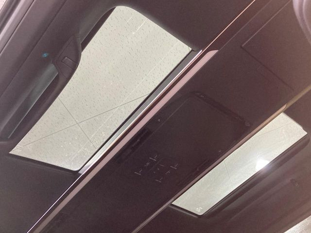 【ガラスルーフ】ガラスルーフ搭載で車内の解放感が一気にアップ!開放的なドライブをお楽しみいただけます。