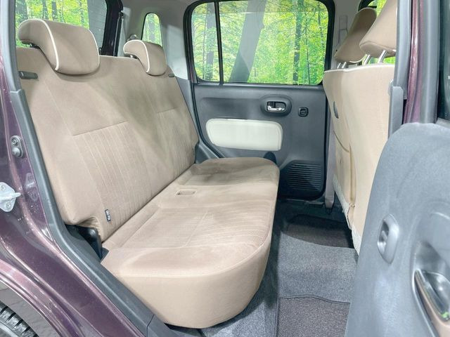 後部座席も気になるようなキズ・汚れやへたり等、大きなダメージはなく、良好な状態です。