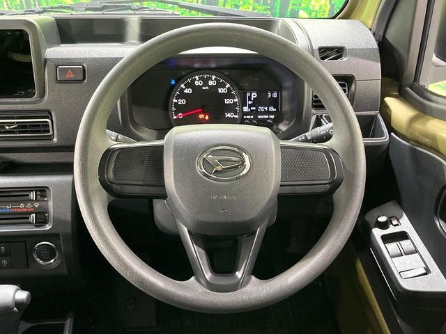 �C���e���A�ɍ��킹���f�U�C���̃X�e�A�����O�́A�^�]�������̂��Ƃ��l���A�^�]���₷���`��A�傫���ł��B�����x�A���ۂɐG���Ă��m���߂��������B