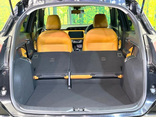 後席を格納すると、これだけの広さが!シーンに合わせたシートアレンジで、大きな荷物も積むことが出来ます♪