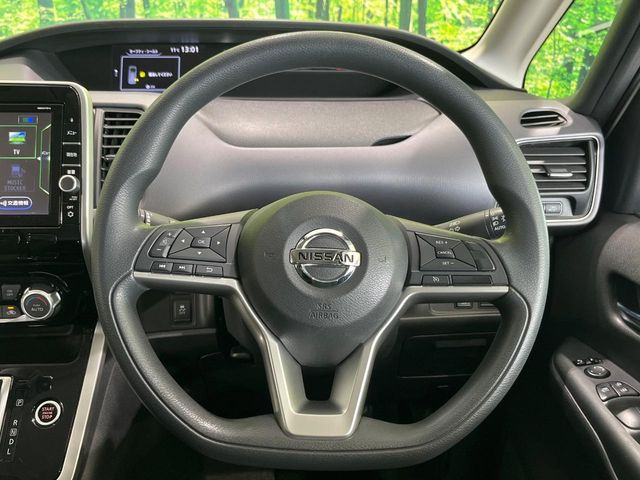 �C���e���A�ɍ��킹���f�U�C���̃X�e�A�����O�́A�^�]�������̂��Ƃ��l���A�^�]���₷���`��A�傫���ł��B�����x�A���ۂɐG���Ă��m���߂��������B