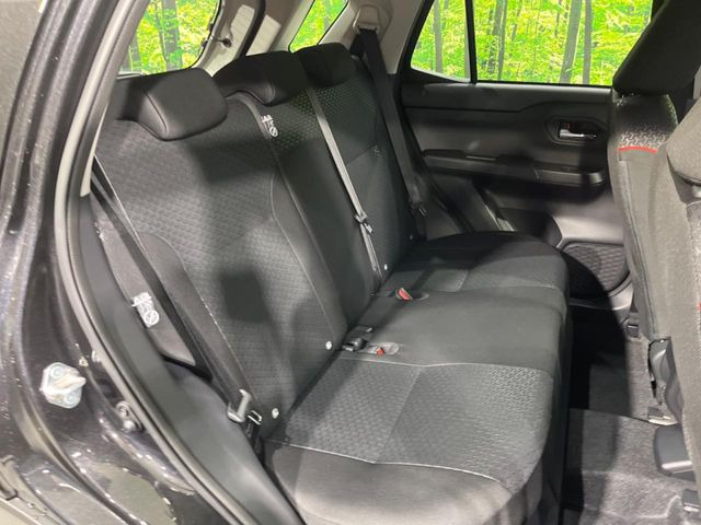 後部座席も気になるようなキズ・汚れやへたり等、大きなダメージはなく、良好な状態です。