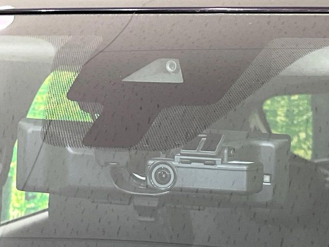 【インテリジェントエマージェンシーブレーキ】フロントカメラで前方の車両や歩行者を検知。衝突しそうな時は衝突被害軽減ブレーキが作動、衝突回避をサポート。より安全にドライブをお楽しみいただけます。