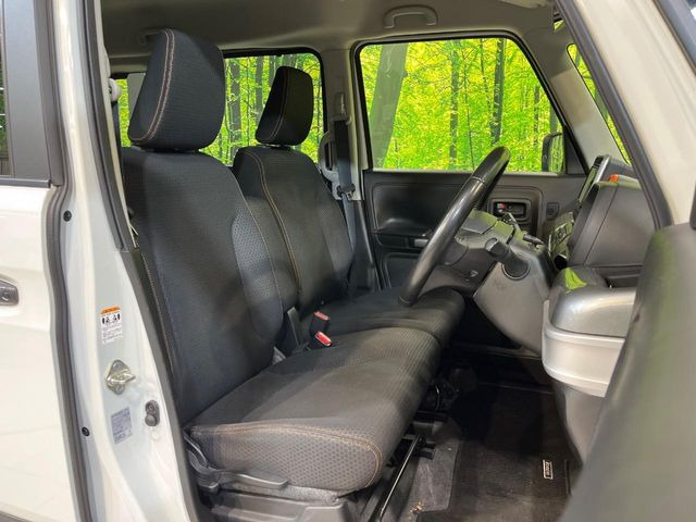 運転席シート廻りは使用感も少なく、良好な状態となっています。丁寧に使われていたことがよくわかりますね。