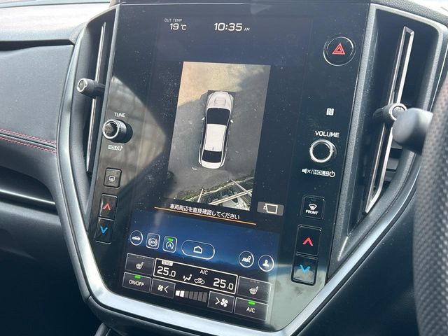 【マルチテレインモニター】車のフロントやサイドのカメラ画像を同時にモニター表示することで、悪路や狭い道を走行時でも周囲の状況確認ができ安心!本格SUVにうれしい装備です♪