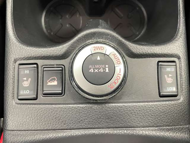 専用ドリンクホルダー、アームレスト等の純正品、社外品取付も可能です!飲み物の置き場に困っている方はお気軽にお尋ねください!!