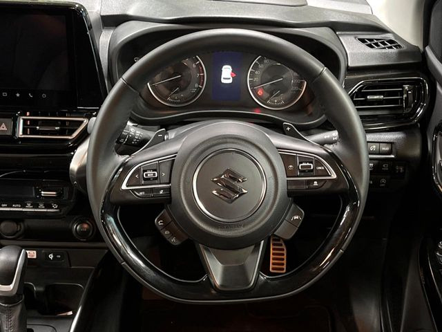 【純正革巻きステアリング】上質な革を使用することで、手にしっかり馴染みとても運転しやすいハンドルです♪