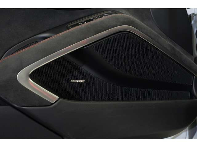 オーディオはオプションにてBOSEサラウンドが採用されております。世界的に高い評価を受けているBOSEは低音から高音域までしっかりと音楽を表現しております。何気ない日常のドライブをより豊かにしてくれます。