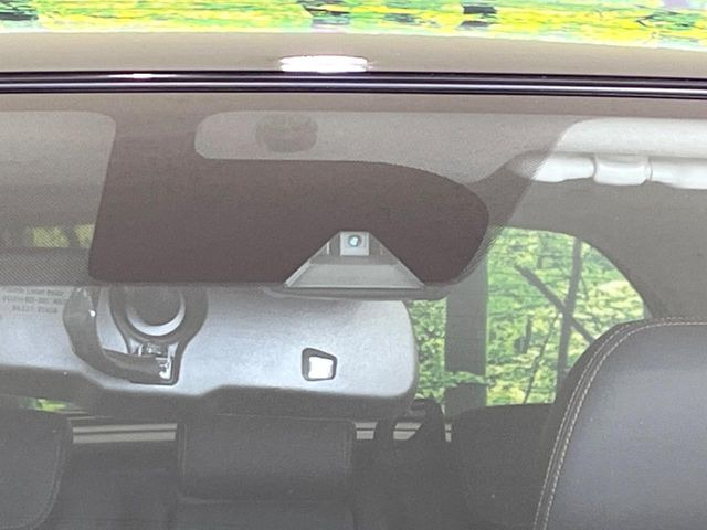 【エマージェンシーブレーキ】走行中に前方の車両等を認識し、衝突しそうな時は警報とブレーキで衝突回避と被害軽減をアシスト。より安全にドライブをお楽しみいただけます。