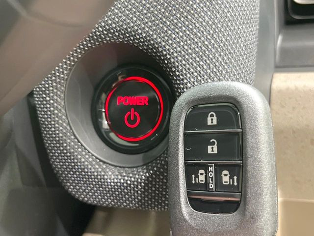 【Hondaスマートキー】カバンやポケットに入れたままでもドアの施錠・解錠が可能なスマートキーを装備。エンジンのオン・オフ時もカギを取り出す必要が無いからとっても便利です♪